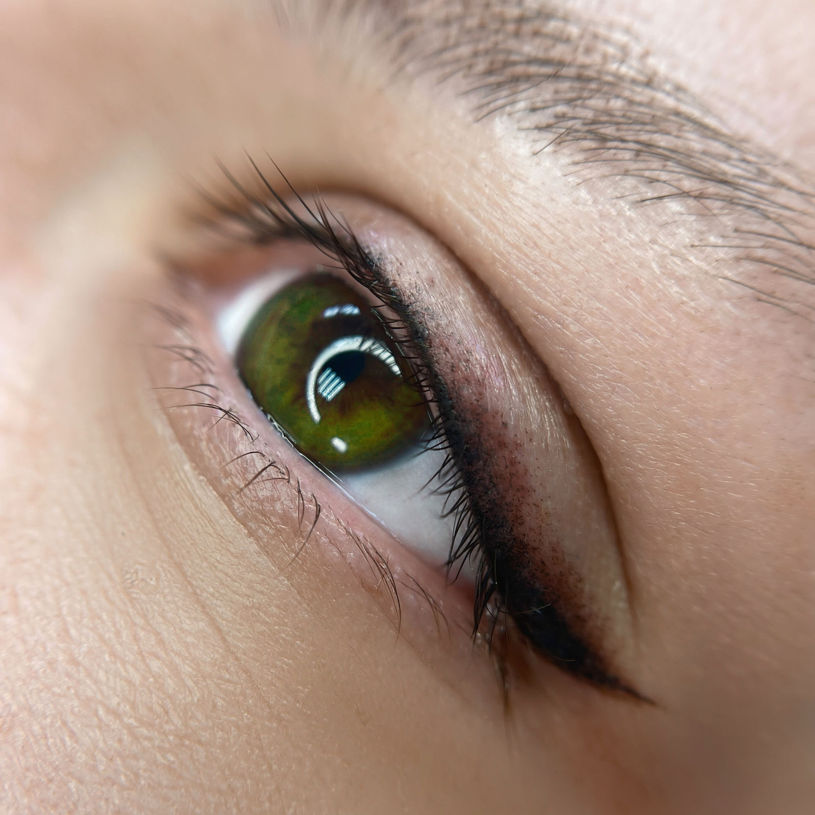 Permanent Eyeliner bei einer Frau für betonte Augen