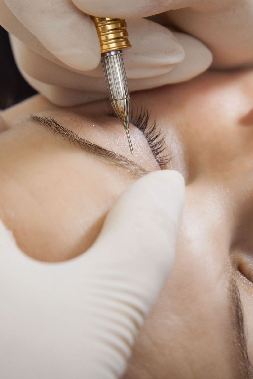 Microblading-Behandlung für natürliche Augenbrauen bei einer Frau