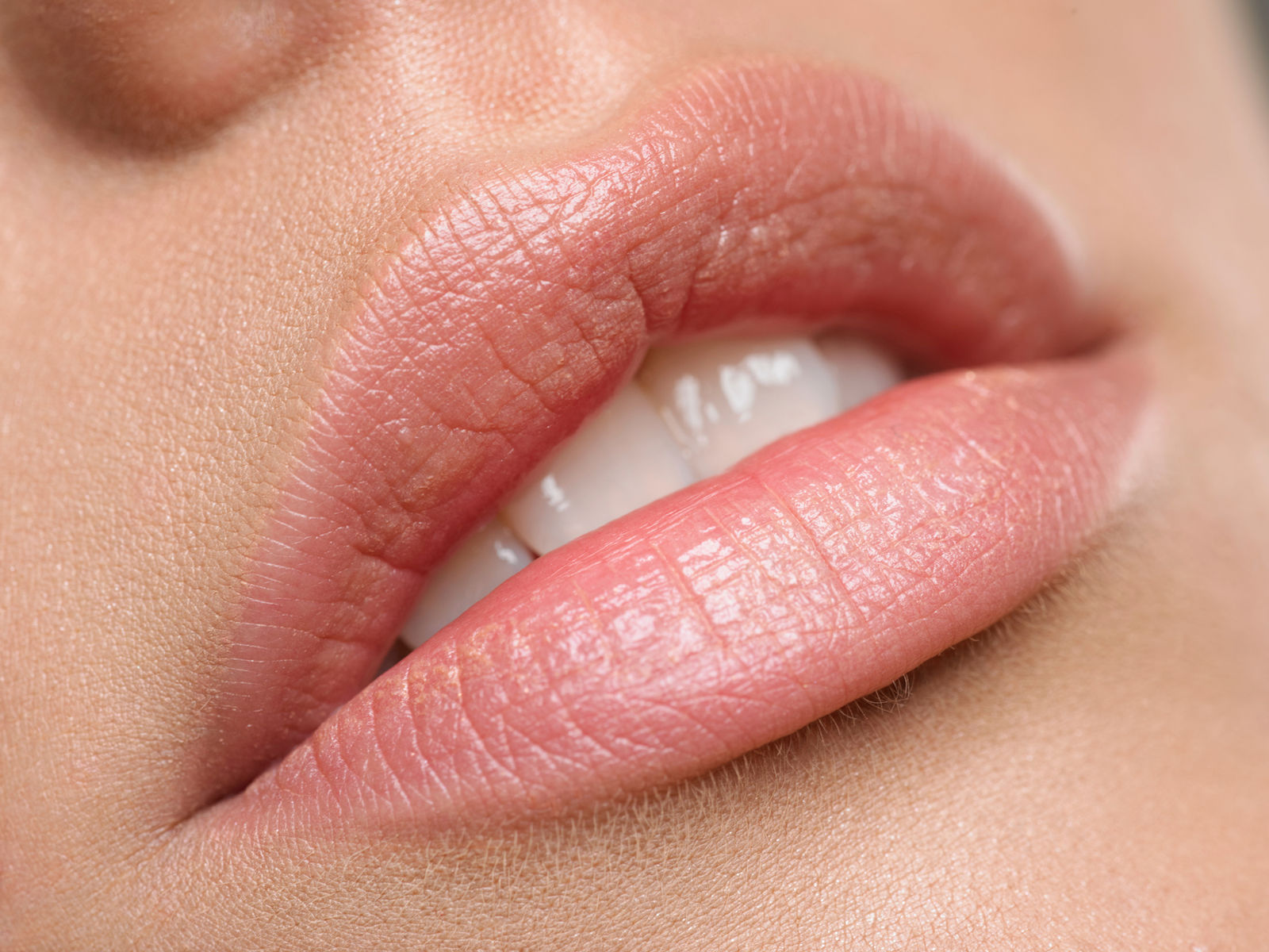 Permanent Make-up für Lippen mit sanfter Farbe und betonten Lippenkonturen
